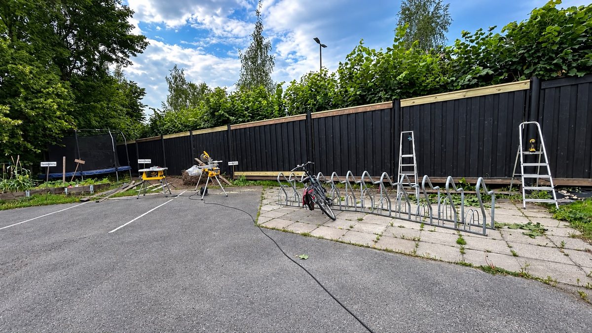 Salih Bygg i arbeid med utvendig tømrerarbeid